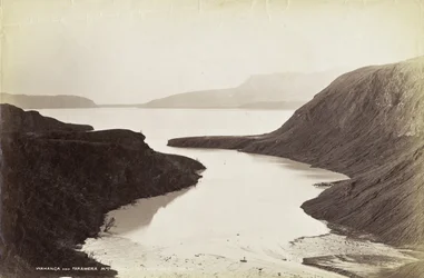 Wahanga och Tarawera Mountains, från Lake Tarawera, oktober 1886 (albumintryck)